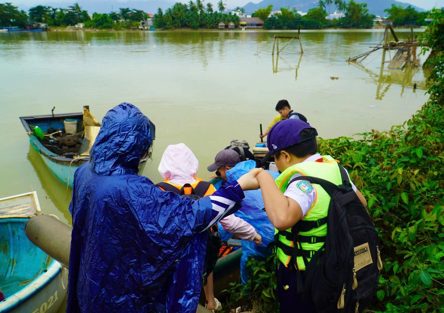Cứ khoảng 7 giờ, ghe chờ sẵn bên bờ Bắc sông Cái để đón học sinh.