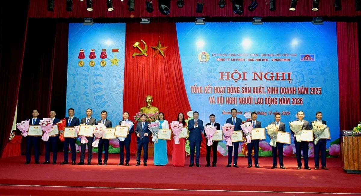 Công ty CP Than Núi Béo khen thưởng các tập thể, cá nhân có thành tích xuất sắc. Ảnh: TKV.