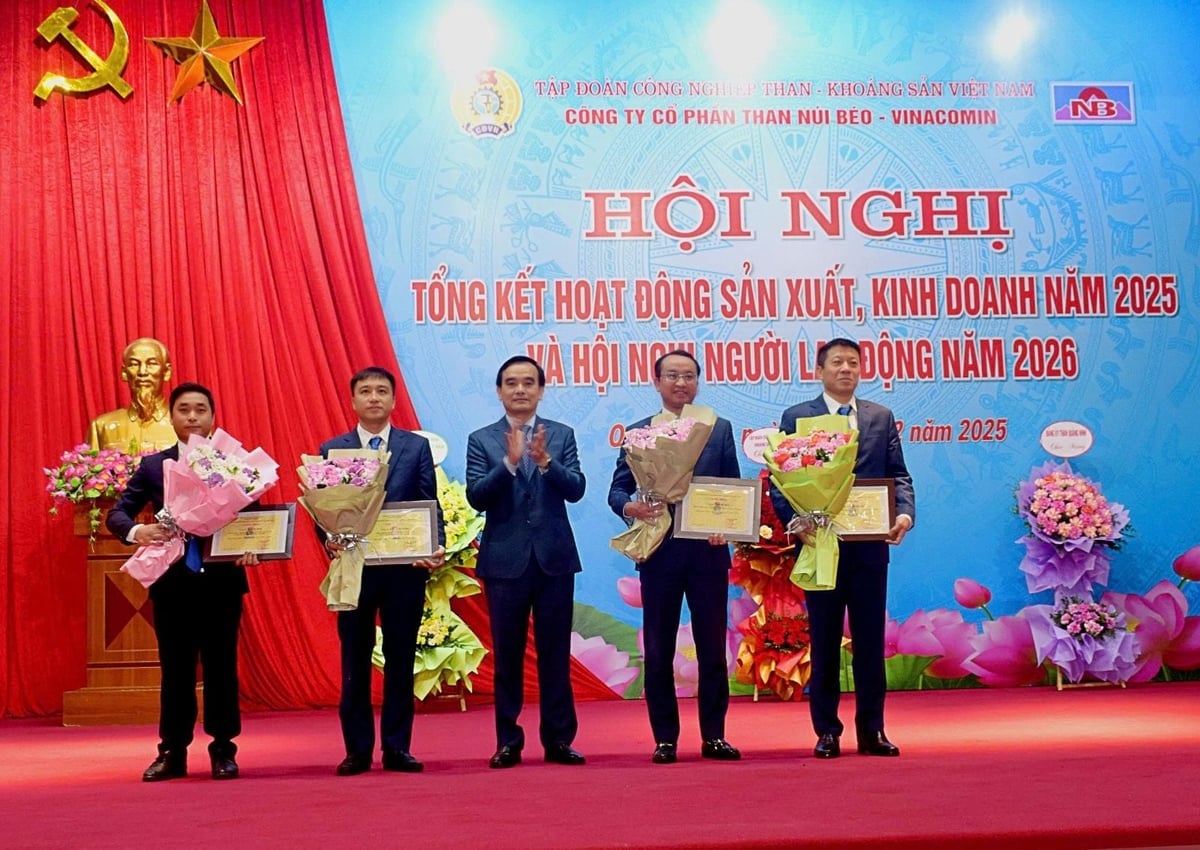  Công đoàn TKV trao danh hiệu 'Thợ mỏ sáng tạo' cho các cá nhân có thành tích xuất sắc. Ảnh: TKV.