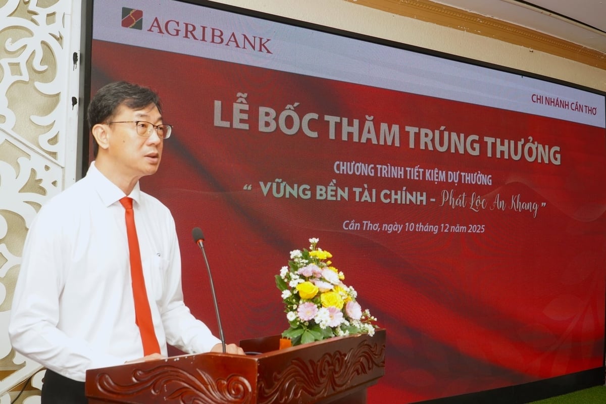 Herr Tran Truong Giang – biträdande direktör för Agribank Can Tho-filialen, bekräftade det förtroende som kunderna har visat Agribank. Foto: Kim Anh. Ông Trần Trường Giang – Phó Giám đốc Agribank chi nhánh Cần Thơ ghi nhận sự tin tưởng của khách hàng dành cho Agribank. Ảnh: Kim Anh.