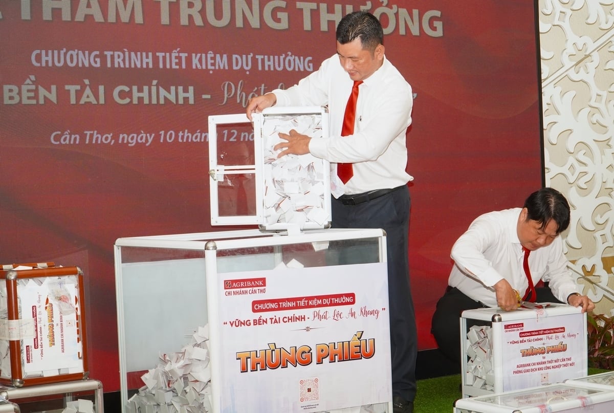 Prisdragningen genomfördes öppet och transparent i närvaro av representanter från den lokala förvaltningen, filialchefer och kunder. Foto: Kim Anh. Công tác bốc thăm giải thưởng được diễn ra công khai, minh bạch trước sự chứng kiến của đại diện chính quyền địa phương, lãnh đạo các phòng giao dịch và khách hàng. Ảnh: Kim Anh.
