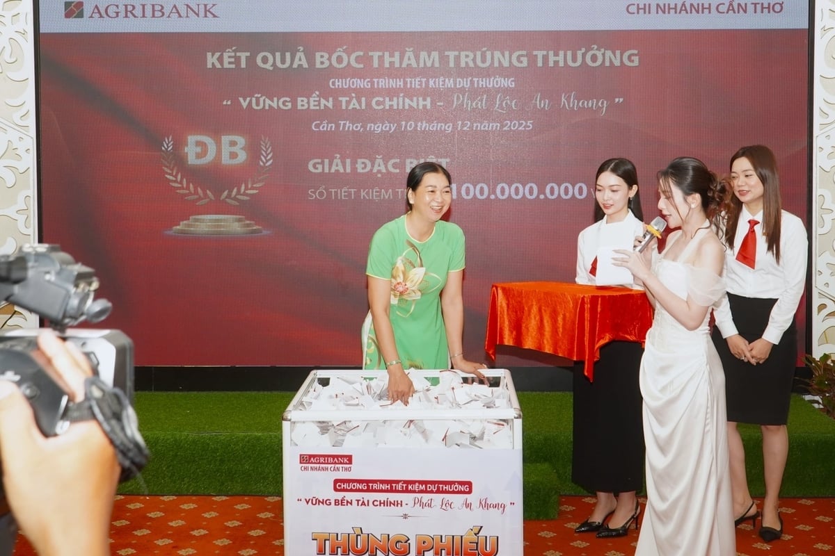 En kundrepresentant drar lott för att hitta vinnaren av programmets huvudpris. Foto: Kim Anh. Đại diện khách hàng bốc thăm tìm ra chủ nhân giải Đặc biệt của chương trình. Ảnh: Kim Anh.