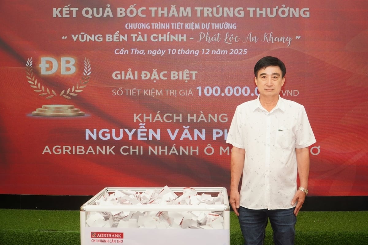 Kunden Nguyen Van Phuoc, som satte in sparkonton på Agribanks O Mon-kontor i Can Tho, hade turen att vinna programmets specialpris. Foto: Kim Anh. Khách hàng Nguyễn Văn Phước tham gia gửi tiết kiệm tại Agribank chi nhánh Ô Môn Cần Thơ may mắn nhận được giải Đặc biệt từ chương trình. Ảnh: Kim Anh.