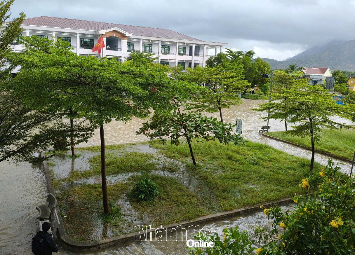 Kraftiga regn orsakade översvämningar på området för Phan Chu Trinh High School (Vinh Hai kommun).