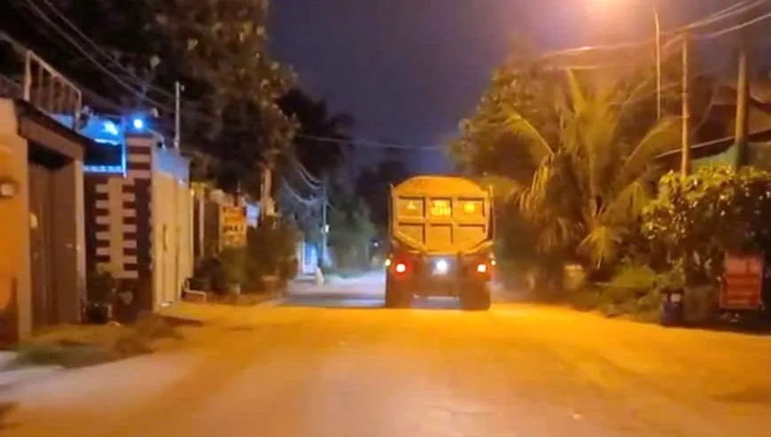 I camion che trasportano carichi scoperti di terra e pietre entrano nelle strade residenziali, causando inquinamento da polveri e rappresentando un pericolo per la sicurezza stradale. Foto: CACC