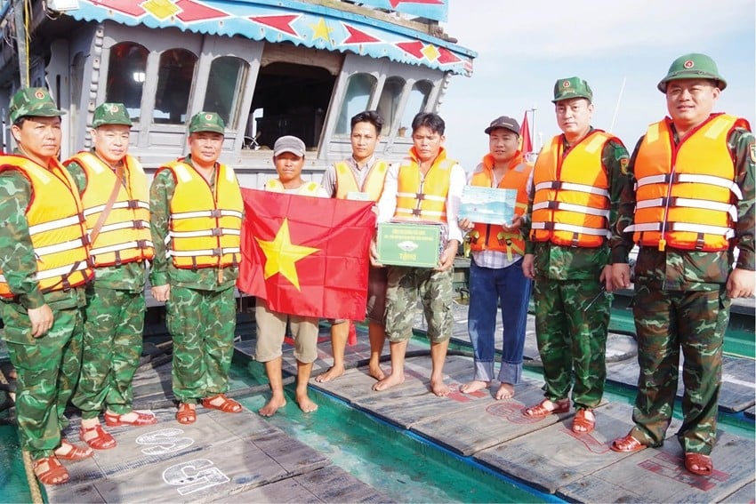  Lực lượng chức năng phối hợp tuyền truyền, ngăn chặn, chống khai thác IUU. (Ảnh: huengaynay.vn)