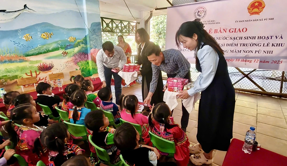 Het overhandigen van geschenken en het project voor schoon water aan kleuterschool Pù Nhi.