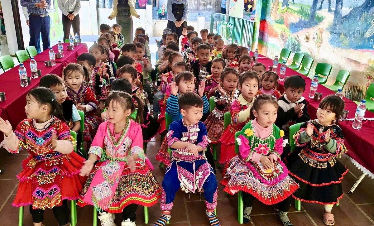 Het overhandigen van geschenken en het project voor schoon water aan kleuterschool Pù Nhi.