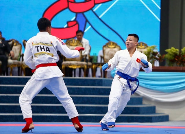 Võ sĩ 'tí hon' Đào Hồng Sơn bị VĐV Thái Lan lừng lững đấm sưng mắt: Ký ức thật khó quên- Ảnh 2.