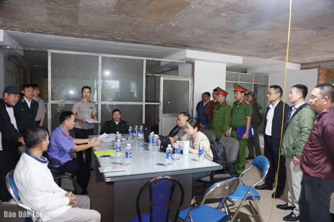 Vertreter der Provinzbehörde für zivilrechtliche Vollstreckung gaben die Entscheidung zur Beschlagnahme von Vermögenswerten bekannt.