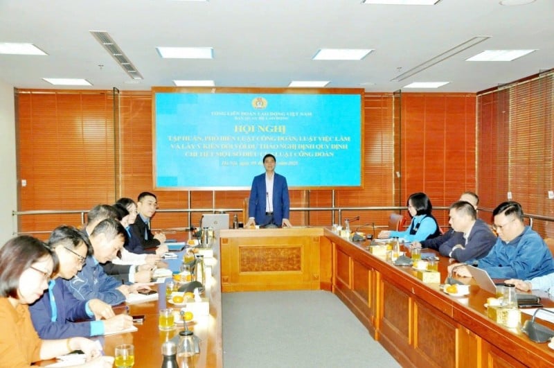 Para delegasi memfokuskan diskusi mereka pada poin-poin baru Undang-Undang Serikat Pekerja tahun 2024, yang telah diamandemen dan ditambah pada tahun 2025. (Foto: T.L) các đại biểu đã tập trung thảo luận vào những điểm mới của Luật Công đoàn năm 2024 sửa đổi, bổ sung năm 2025. (Ảnh: T.L)