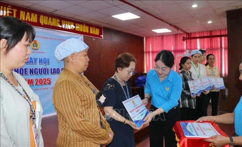 Г-жа Нгуен Ким Лоан, вице-президент Федерации труда города Хошимин, вручает подарки рабочим на фестивале. (Фото: Т.Л.) Bà Nguyễn Kim Loan, Phó Chủ tịch Liên đoàn Lao động Thành phố Hồ Chí Minh tặng quà cho công nhân lao động tại ngày hội. (Ảnh: T.L)