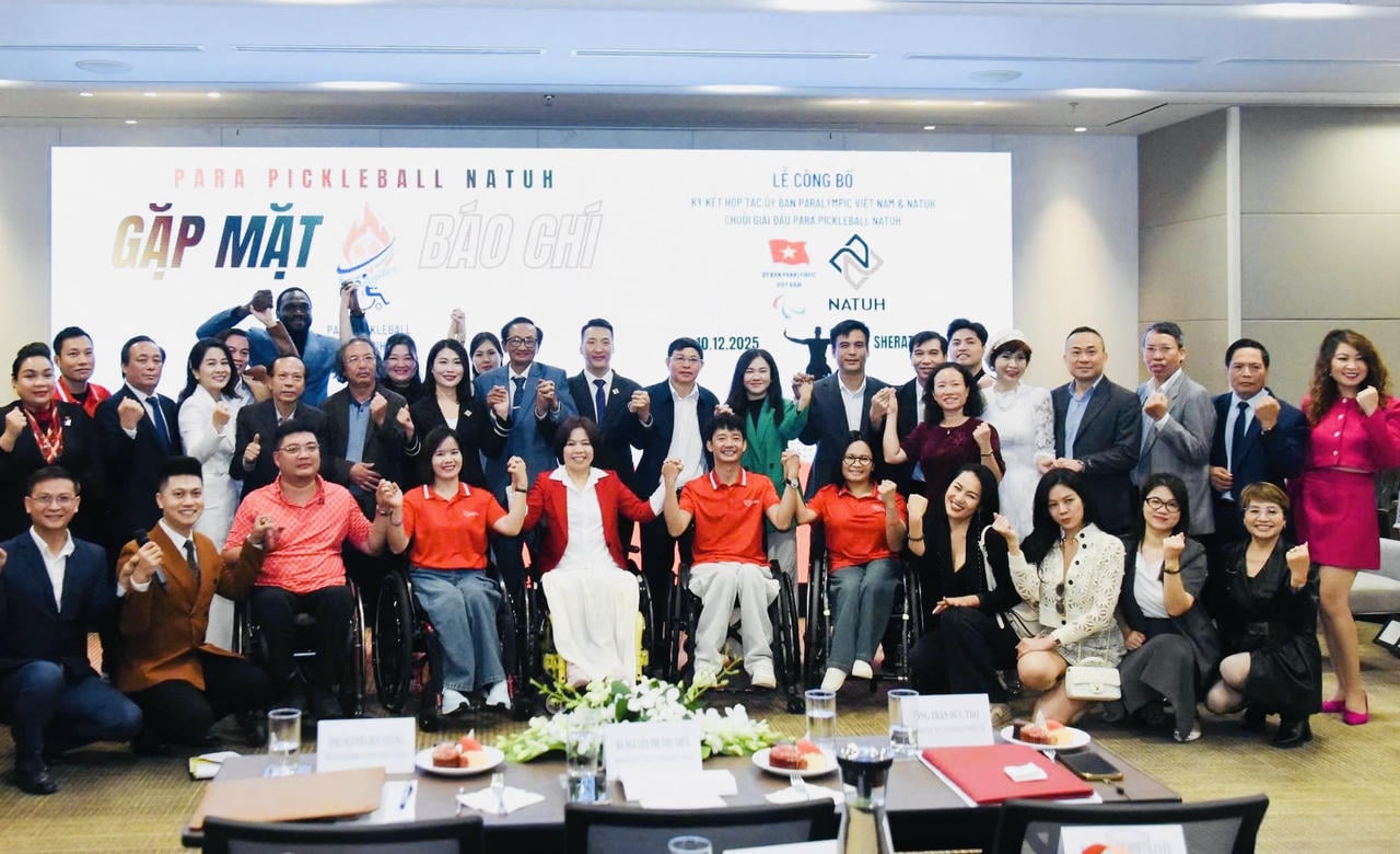 記者会見に出席した組織委員会と選手の代表者たち。