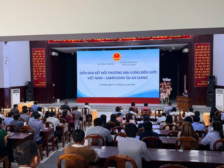 Menciptakan momentum baru untuk perdagangan perbatasan Vietnam-Kamboja - Foto 1. Tạo động lực mới cho thương mại vùng biên Việt-Campuchia- Ảnh 1.