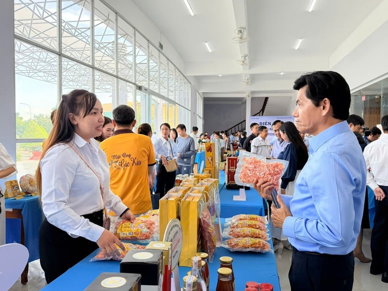 Menciptakan momentum baru untuk perdagangan perbatasan Vietnam-Kamboja - Foto 2. Tạo động lực mới cho thương mại vùng biên Việt-Campuchia- Ảnh 2.