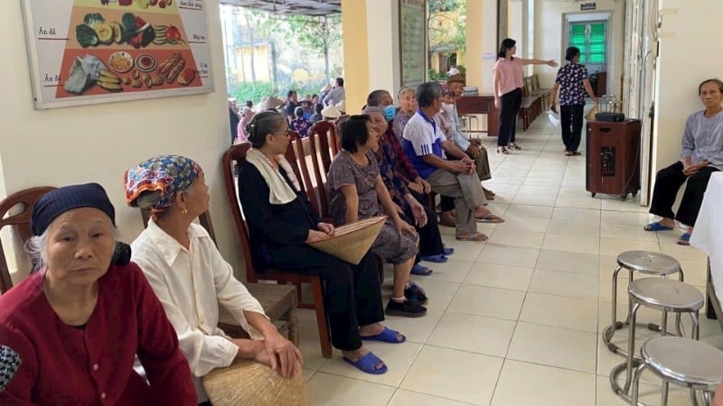 Folk får medisinske kontroller på Phu Thai helsestasjon i Hai Phong by. (Foto: VNA)