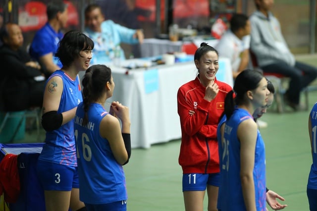 Supergulliga ögonblick från det vietnamesiska damvolleybolllaget, Như Quỳnh är extremt lekfull - Foto 2. Những khoảnh khắc siêu đáng yêu của các cô gái bóng chuyền nữ Việt Nam, Như Quỳnh 'cực nhây'- Ảnh 2.