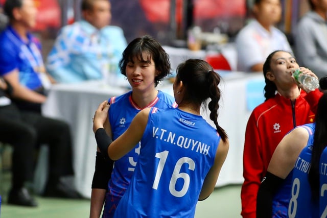 Supergulliga ögonblick från det vietnamesiska damvolleybolllaget, Như Quỳnh är extremt lekfull - Foto 3. Những khoảnh khắc siêu đáng yêu của các cô gái bóng chuyền nữ Việt Nam, Như Quỳnh 'cực nhây'- Ảnh 3.