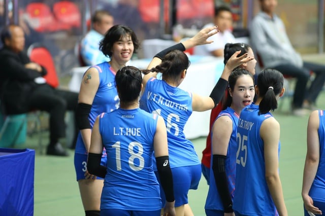 Supergulliga ögonblick från det vietnamesiska damvolleybolllaget, Như Quỳnh är extremt lekfull - Foto 5. Những khoảnh khắc siêu đáng yêu của các cô gái bóng chuyền nữ Việt Nam, Như Quỳnh 'cực nhây'- Ảnh 5.