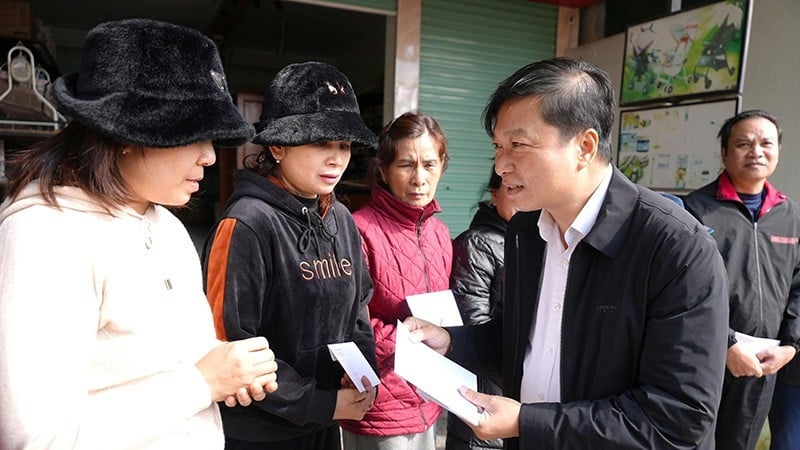 ប្រធានគណៈកម្មាធិការប្រជាជនខេត្ត Quang Tri លោក Le Hong Vinh បានអញ្ជើញទៅសួរសុខទុក្ខ និងប្រគល់អំណោយជូនប្រជាពលរដ្ឋចំនួន ១២ គ្រួសារនៅឃុំ Khe Sanh ដែលរងគ្រោះដោយគ្រោះធម្មជាតិ បង្កការបាក់ដី។