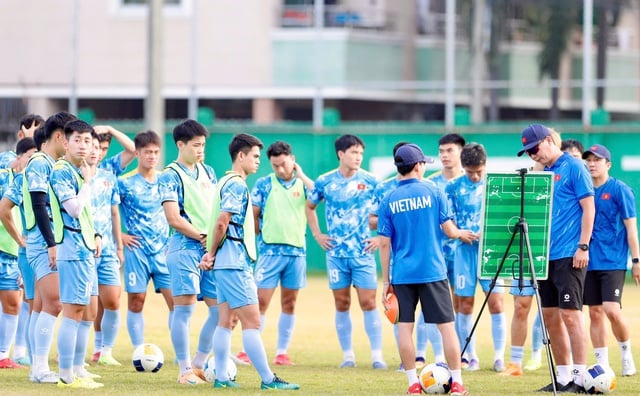 Trenér Kim: „Hrdost vietnamského týmu do 23 let byla zraněna, vítězství je nezbytné“ - Foto 2. HLV Kim: 'Lòng tự trọng U.23 Việt Nam bị tổn thương, chiến thắng là bắt buộc'- Ảnh 2.
