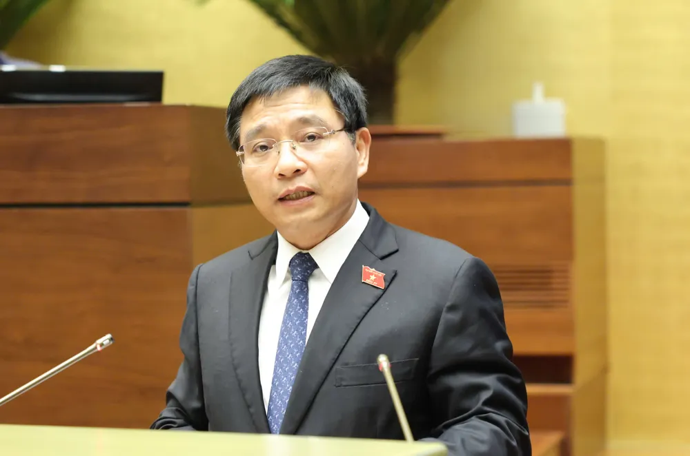 Finansminister Nguyen Van Thang rapporterar om justeringen av den nationella generalplanen för perioden 2021-2030, med en vision till 2050. Foto: QUANG PHUC