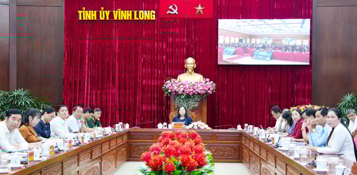 Genossin Ho Thi Hoang Yen, stellvertretende Sekretärin des Provinzparteikomitees, nahm zusammen mit Führungskräften der Abteilung für Innere Angelegenheiten des Provinzparteikomitees sowie Führungskräften von Provinzbehörden und -agenturen an der Konferenz teil.