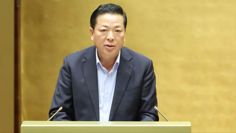 O Ministro da Construção, Tran Hong Minh, discursa antes da votação na Assembleia Nacional. Foto: QUANG PHUC