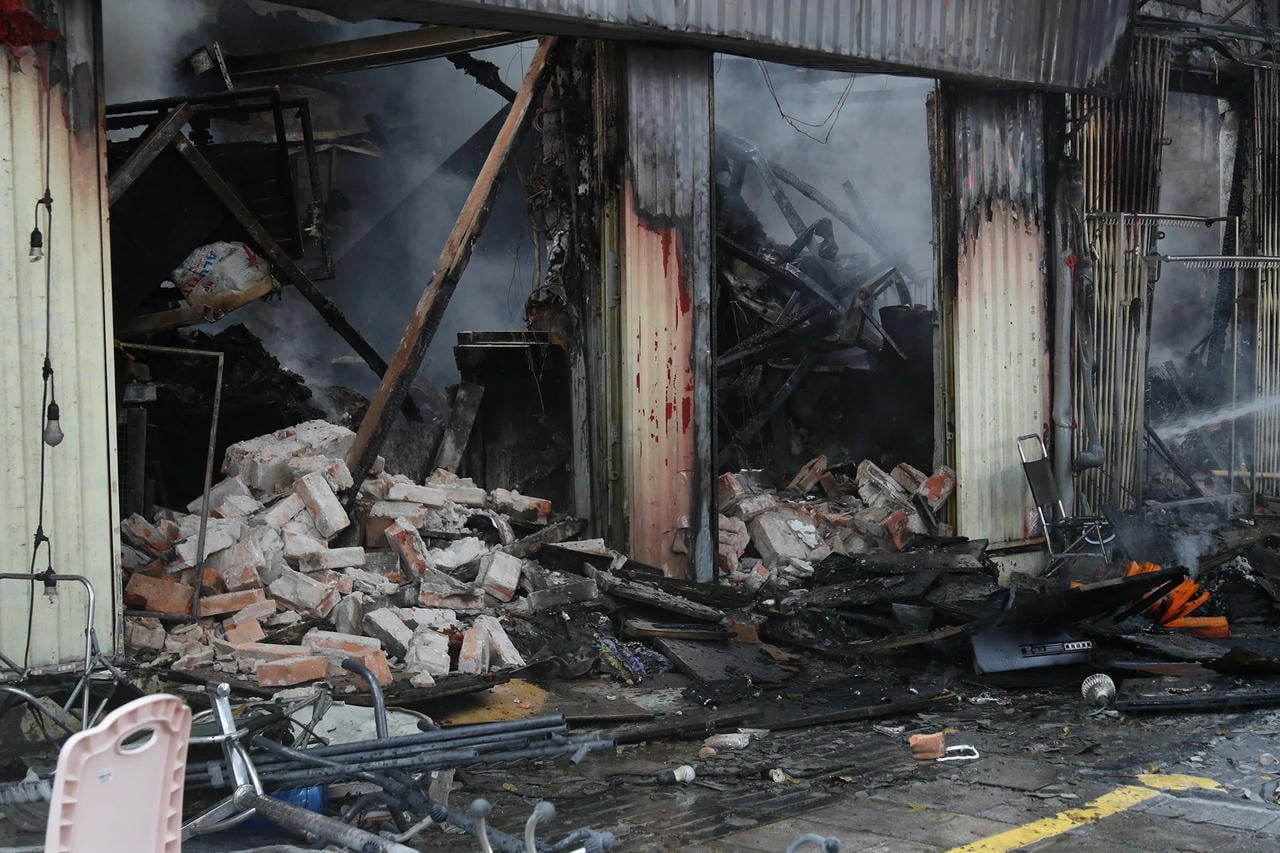 Rumah satu tingkat itu runtuh selepas kebakaran. (Foto: Vietnamnet).