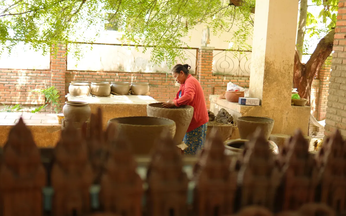 ການເຮັດເຄື່ອງປັ້ນດິນເຜົາໄດ້ແມ່ນສ່ວນໜຶ່ງທີ່ສຳຄັນໃນຊີວິດດ້ານເສດຖະກິດ, ວັດທະນະທຳ, ສັງຄົມຂອງຊາວເຜົ່າຈຳໃນໝູ່ບ້ານ ບ໋າວຈົກ ມາຫຼາຍລຸ້ນຄົນ. Nghề làm gốm là một phần không thể tách rời trong đời sống kinh tế, văn hóa, xã hội của người Chăm làng Bàu Trúc từ nhiều thế hệ.