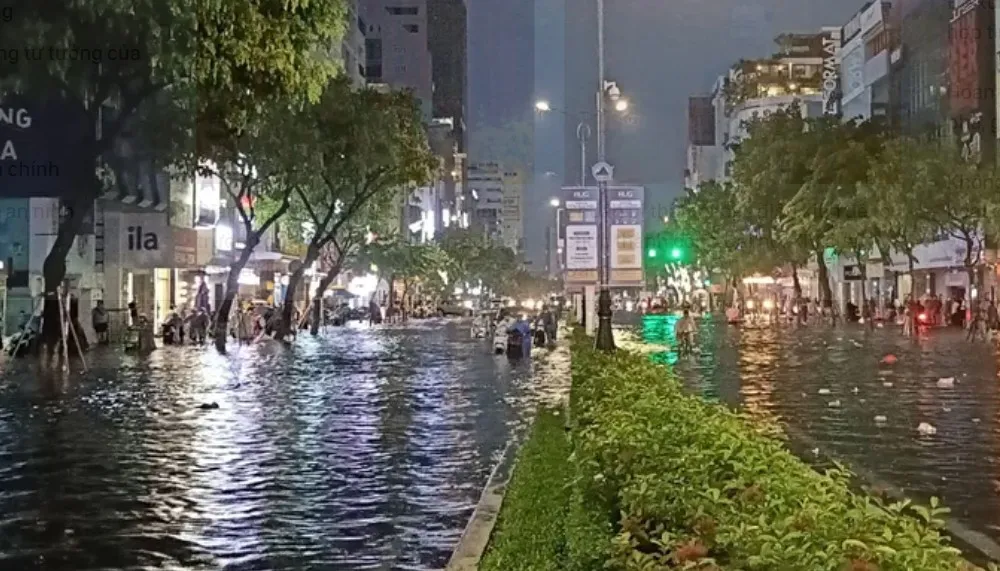 Вулиця Нгуєн Ван Лінь (район Хай Чау, місто Дананг) була сильно затоплена ввечері 13 жовтня 2023 року. Фото: Суань Куїнь