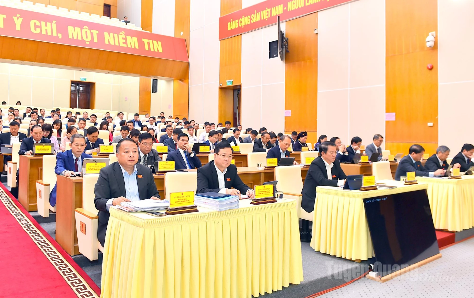 Tovarășul Phan Huy Ngọc, președintele Comitetului Popular Provincial, și alți delegați prezenți la întâlnire.