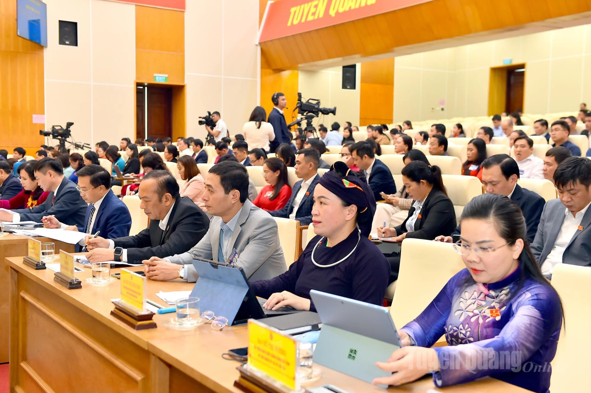 Delegații care participă la întâlnire.