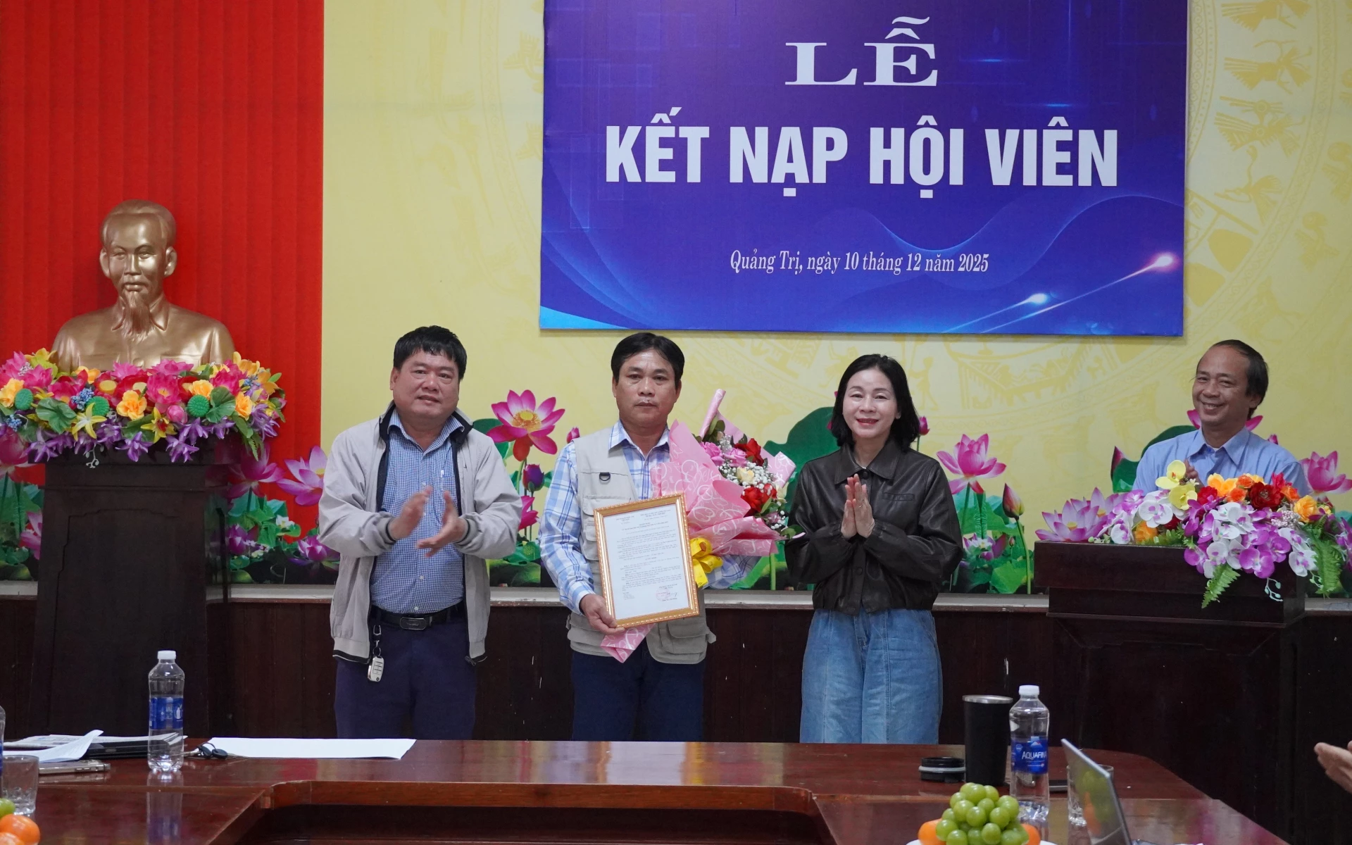 Reprezentanții Asociației Provinciale de Literatură și Arte și ai Filialei Provinciale a Asociației Artiștilor Fotografi din Vietnam i-au înmânat titlul AVAPA artistului Pham Van Thuc.