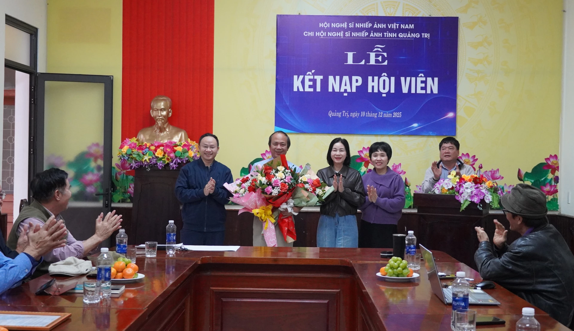 Reprezentanți ai Asociației Provinciale de Literatură și Arte și ai Filialei Provinciale a Asociației Artiștilor Fotografi din Vietnam au oferit flori pentru a-l felicita pe fotograful Le Duc Thanh.