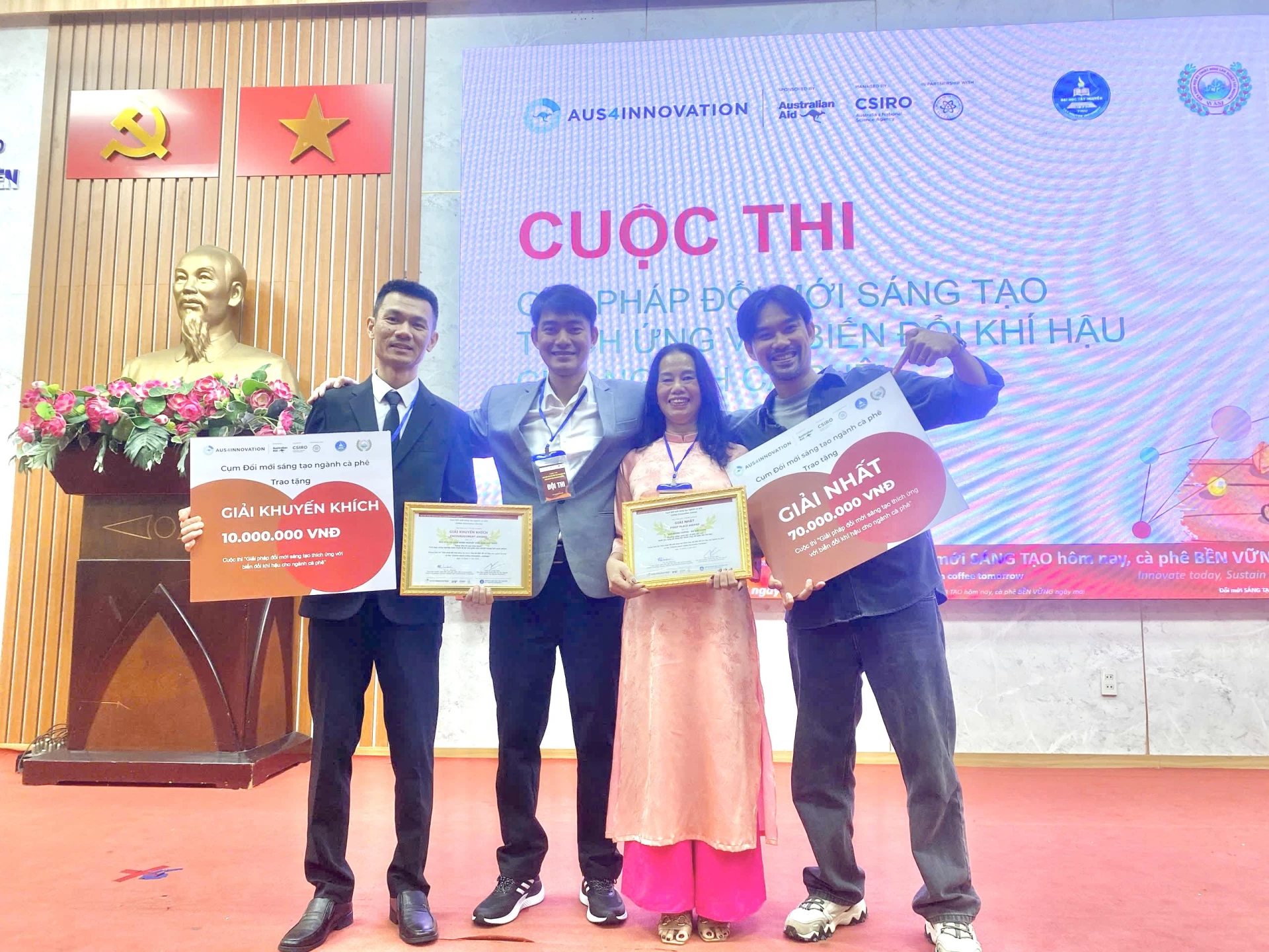 Perwakilan dari kedua tim yang berkompetisi menerima penghargaan di kompetisi tersebut - Foto: Disediakan oleh penyelenggara.