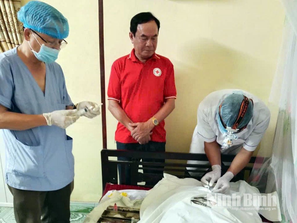 แพทย์จะได้รับกระจกตาจากผู้บริจาคที่เสียชีวิตแล้ว