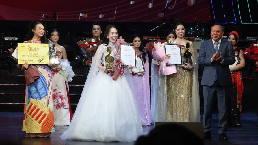 La candidate Dao Le Phuong Chi lors de la cérémonie de remise des prix du concours de chant de Hanoï 2025.