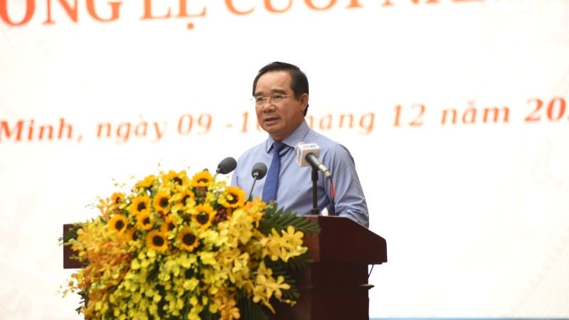 Předseda Lidového výboru Ho Či Minova Města Nguyen Van Duoc přednesl projev, v němž vysvětlil několik otázek týkajících se socioekonomického rozvoje města v roce 2025 a úkolů a řešení pro rok 2026.