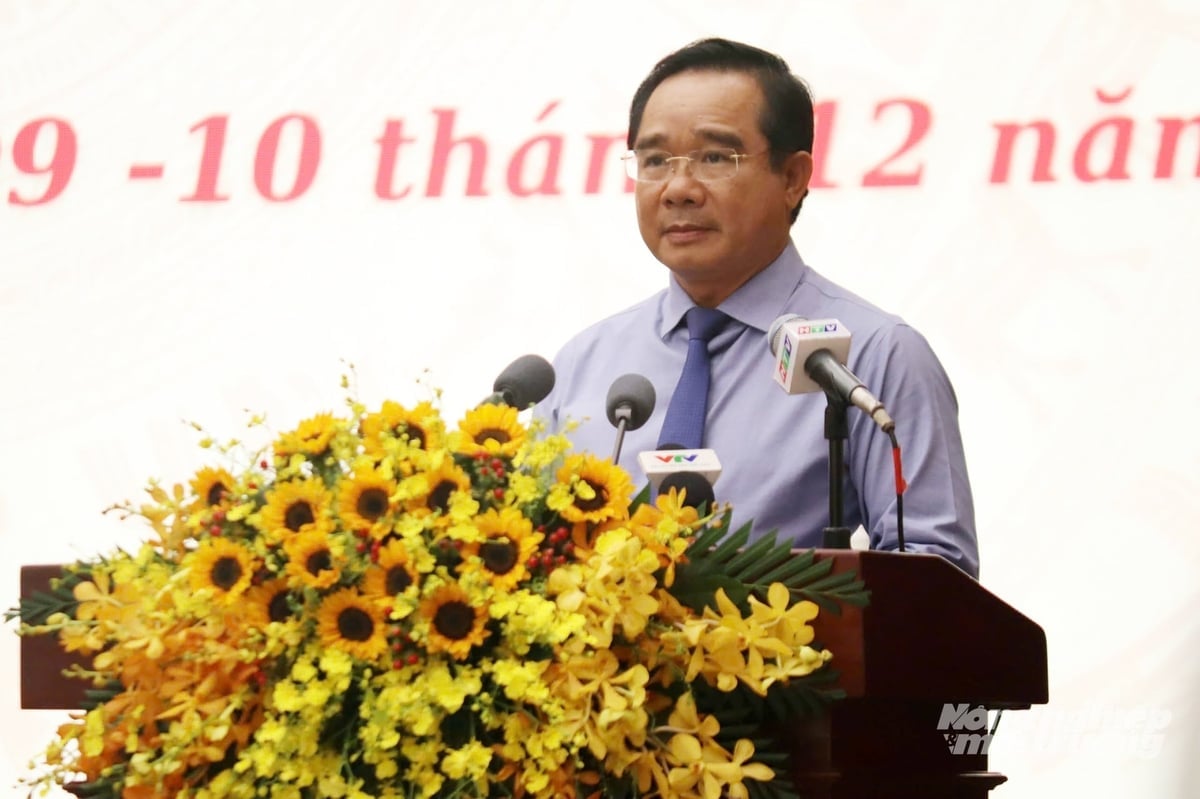 ທ່ານປະທານຄະນະກຳມະການປະຊາຊົນນະຄອນໂຮ່ຈິມິນ ຫງວຽນວັນດຶກ ໃຫ້ຮູ້ສະພາບການເສດຖະກິດ - ສັງຄົມຂອງນະຄອນໂຮ່ຈິມິນ ໃນປີ 2025 ແລະ ທິດທາງຮອດປີ 2026. ພາບ: ຫງວຽນທ້ວນ. Chủ tịch UBND TP.HCM Nguyễn Văn Được thông tin về tình hình kinh tế xã hội TP.HCM năm 2025 và định hướng trong năm 2026. Ảnh: Nguyễn Thủy.