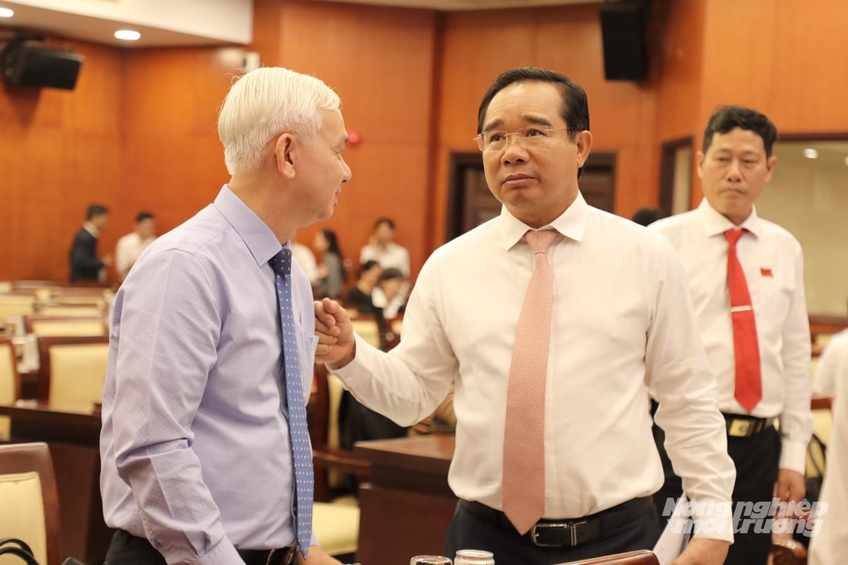 ທ່ານປະທານຄະນະກຳມະການປະຊາຊົນນະຄອນໂຮ່ຈິມິນ ຫງວຽນວັນດຶກ ໄດ້ແລກປ່ຽນຄຳເຫັນກັບບັນດາຜູ້ແທນສະພາປະຊາຊົນນະຄອນ ໂຮ່ຈີມິນ. ພາບ: ຫງວຽນທູ. Chủ tịch UBND TP.HCM Nguyễn Văn Được trao đổi với các đại biểu HĐND TP.HCM. Ảnh: Nguyễn Thủy.