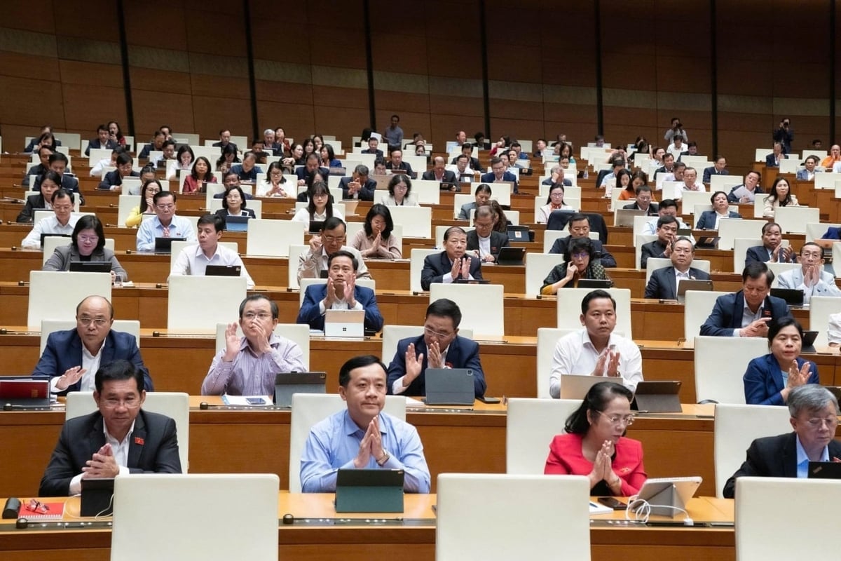 សមាជិករដ្ឋសភាគាំទ្រច្បាប់ស្តីពីមន្ត្រីរាជការដែលបានធ្វើវិសោធនកម្ម ដែលនឹងអនុញ្ញាតឱ្យអ្នកជំនាញ អ្នកវិទ្យាសាស្ត្រ និងបុគ្គលដែលមានទេពកោសល្យអាចជ្រើសរើសជាមន្ត្រីរាជការដោយមិនចាំបាច់ឆ្លងកាត់ការប្រឡង ឬដំណើរការជ្រើសរើស។ (រូបថត៖ Quochoi.vn) Các đại biểu Quốc hội ủng hộ Luật Viên chức sửa đổi cho phép các chuyên gia, nhà khoa học, người tài năng... có thể được tiếp nhận làm viên chức mà không phải qua thi hoặc xét tuyển. Ảnh: Quochoi.vn