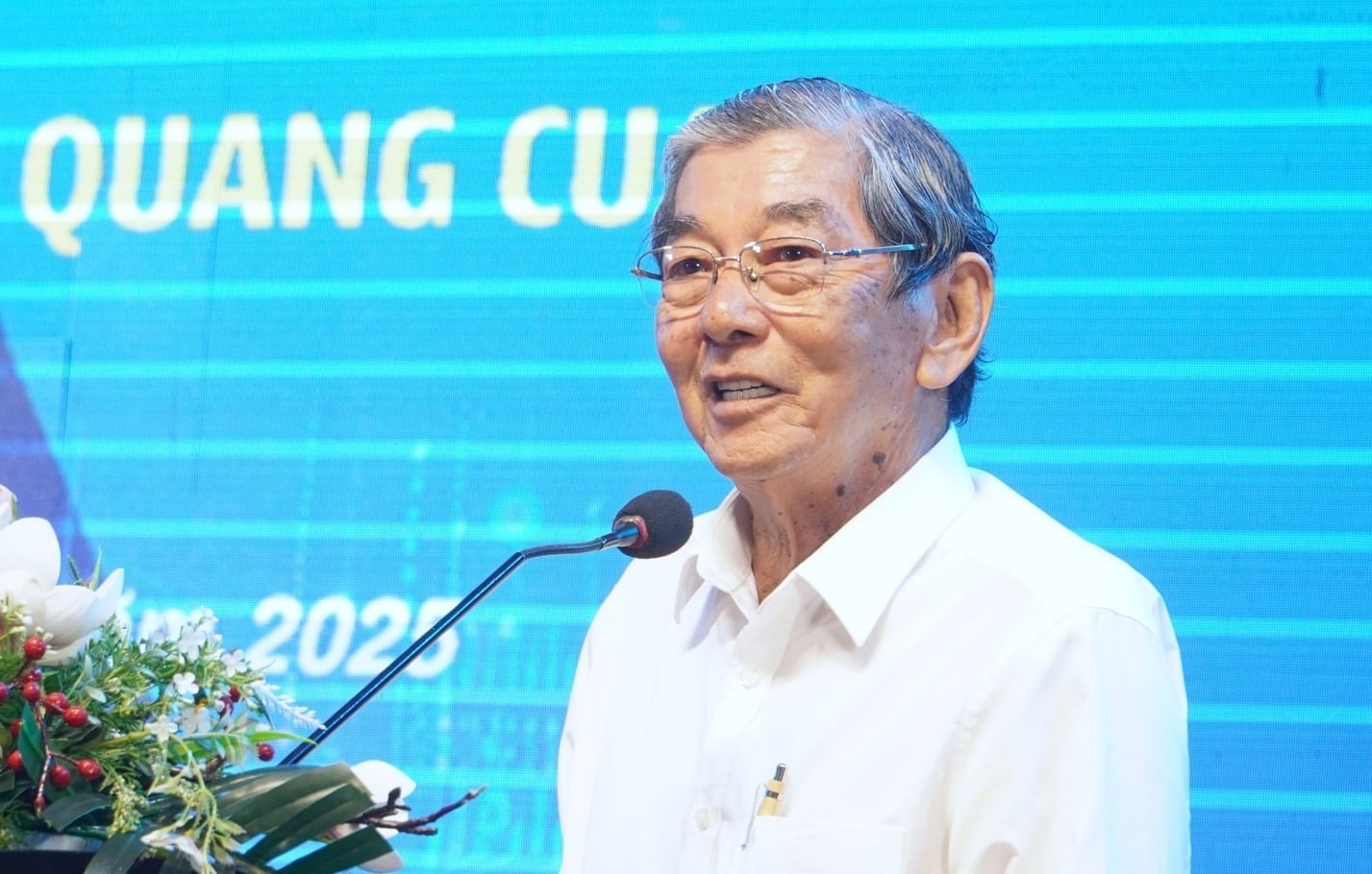 המהנדס הו קוואנג קואה משתף את מסעו בטיפוח זן האורז ST25. צילום: קים אן. Kỹ sư Hồ Quang Cua chia sẻ về hành trình lai tạo giống lúa ST25. Ảnh: Kim Anh.