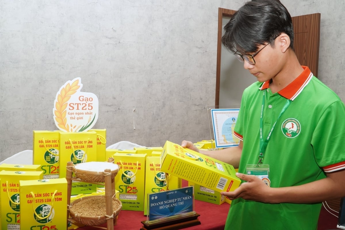 לאחר שזכה בפרס הראשון שלוש פעמים בתחרות Ba lần đoạt giải Nhất tại cuộc thi 'Gạo ngon nhất thế giới', gạo ST25 ngày càng được người tiêu dùng tin tưởng lựa chọn. Ảnh: Kim Anh.