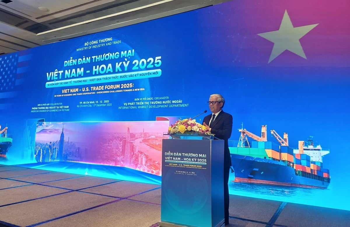 Deltagarna fokuserade på att analysera effekterna av tullpolitik och handelsskyddsåtgärder på export och investeringar vid forumet. Foto: Thuc Vy. Đại biểu tập trung phân tích tác động của chính sách thuế quan và các biện pháp phòng vệ thương mại đối với xuất khẩu và đầu tư tại diễn đàn. Ảnh: Thục Vy.