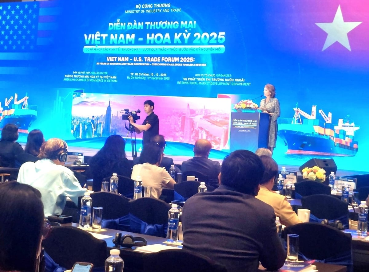 Experter, beslutsfattare och representanter för näringslivet deltog i öppna diskussioner om framväxande utmaningar i bilaterala handelsrelationer. Foto: Thuc Vy. Các chuyên gia, nhà hoạch định chính sách và đại diện cộng đồng doanh nghiệp đã trao đổi thẳng thắn về những thách thức mới nổi trong quan hệ thương mại song phương. Ảnh: Thục Vy.