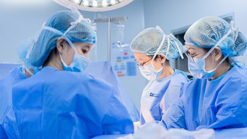 این تیم عمل سزارین را روی زن باردار انجام داد.