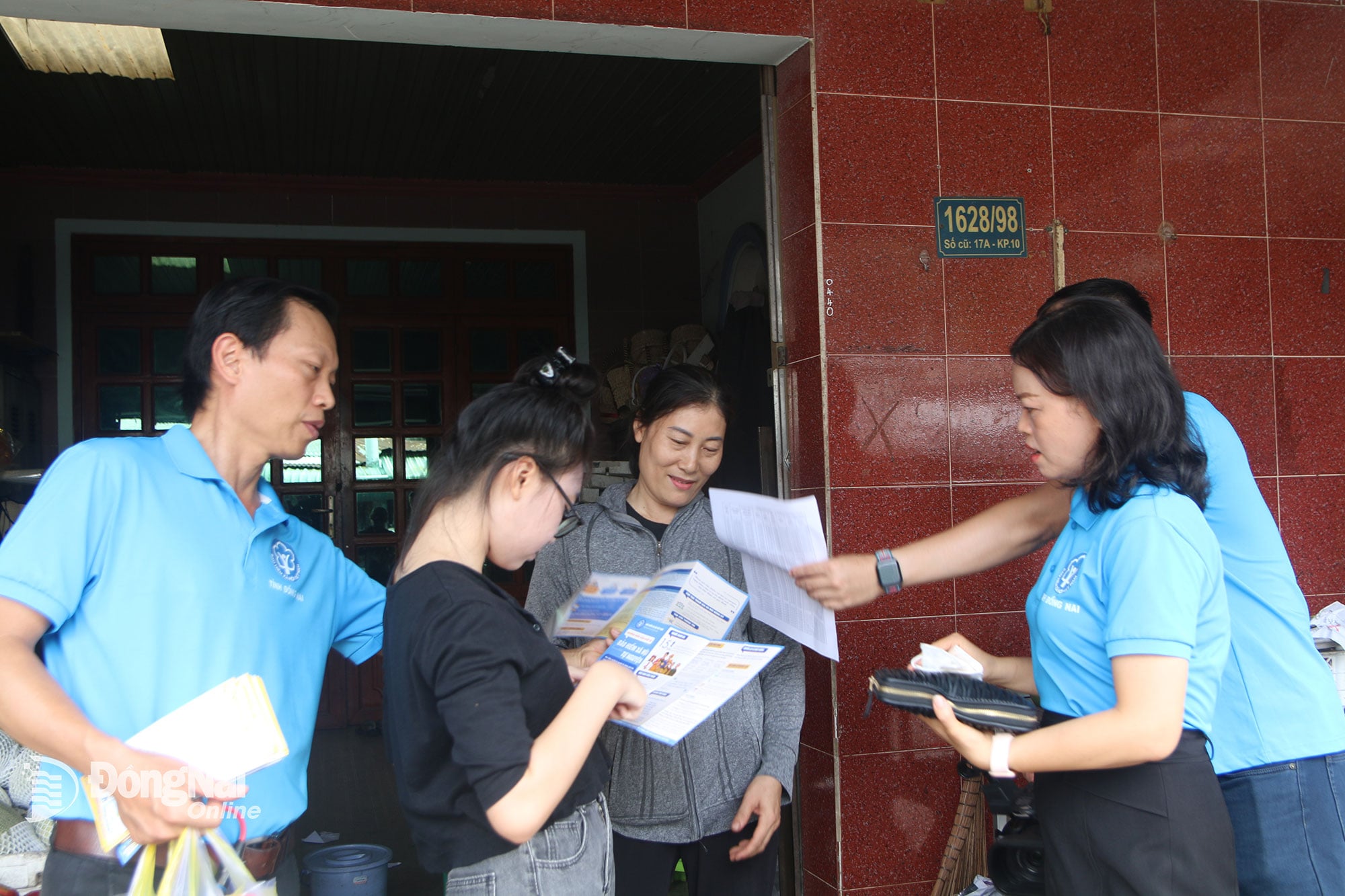 Oficialii din domeniul asigurărilor sociale promovează beneficiile participării la asigurările sociale și de sănătate pentru proprietarii de mici afaceri din provincie. Foto: Hanh Dung