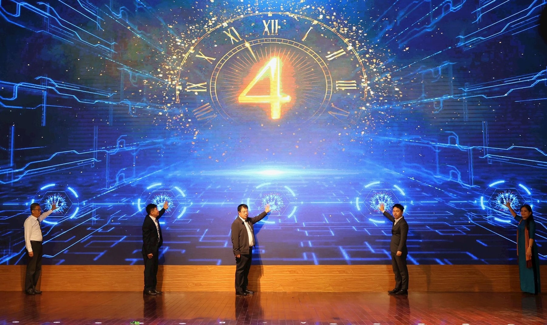 Các đại biểu thực hiện nghi thức nhấn nút khai mạc sự kiện Techfest Lam Dong 2025. Ảnh: baolamdong.vn