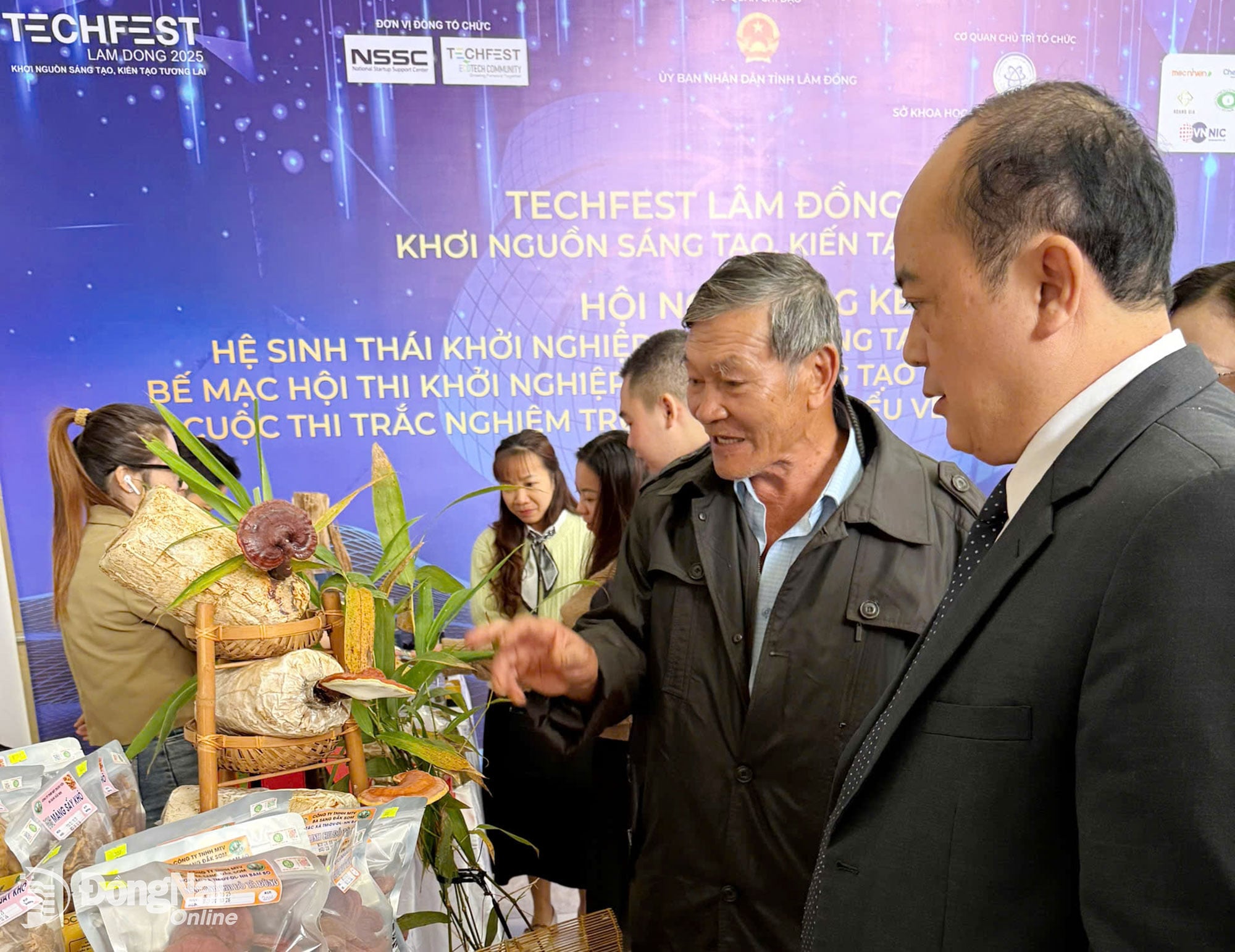 Lãnh đạo Sở Khoa học và Công nghệ tỉnh Đồng Nai tham quan các gian hàng sản phẩm địa phương tại Techfest Lam Dong 2025. Ảnh: CTV